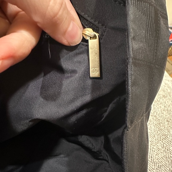 CHANEL Elegant Black Tote Bag - Picture 10 of 15